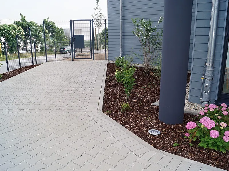 Tierarzt Geseke Vivet Bepflasterung und Bepflanzung