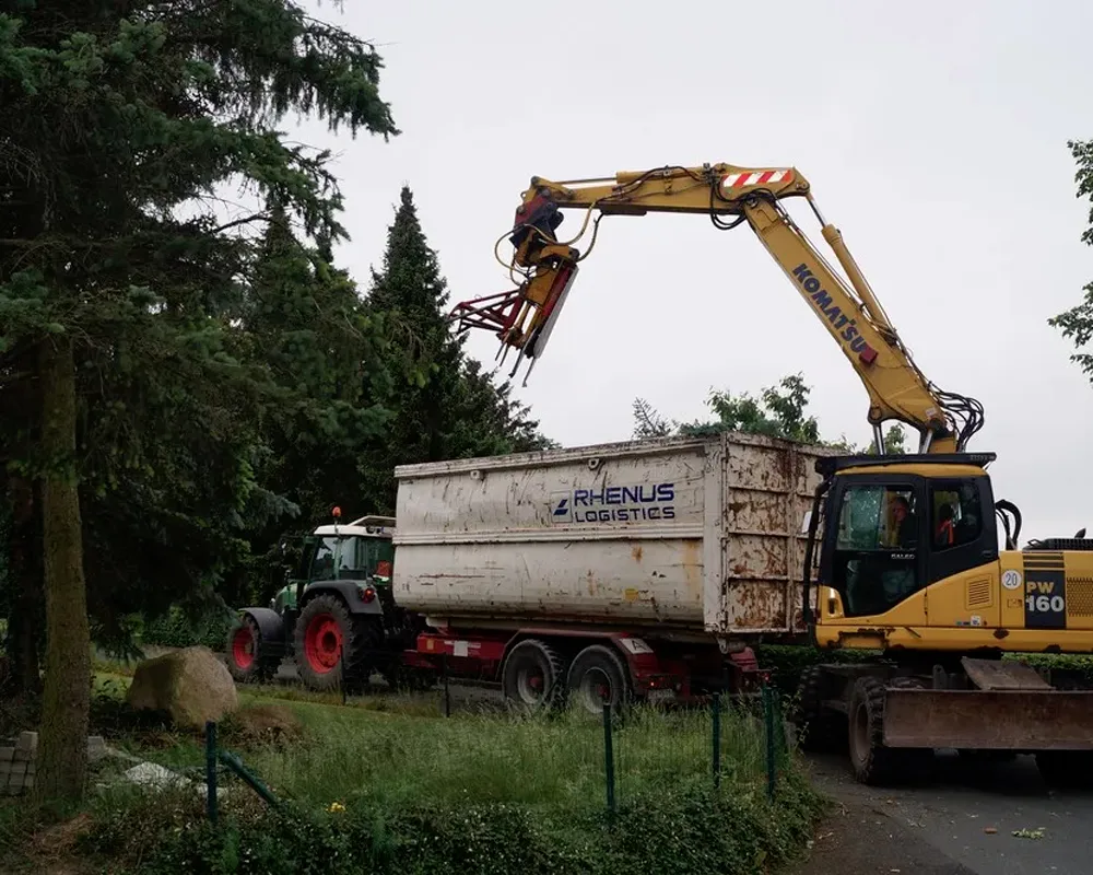 Fäll und Rodungsarbeiten mit großem Gerät