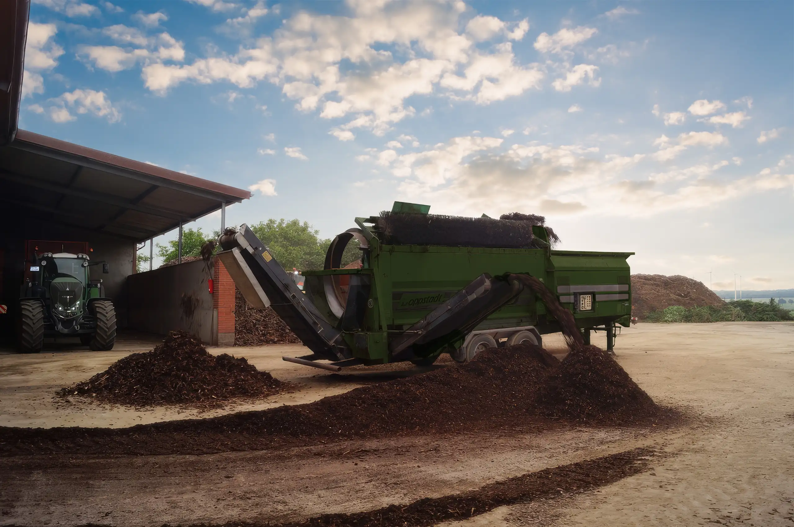 Schredder auf dem Betriebshof der Schumacher Garten- und Landschaftspflege